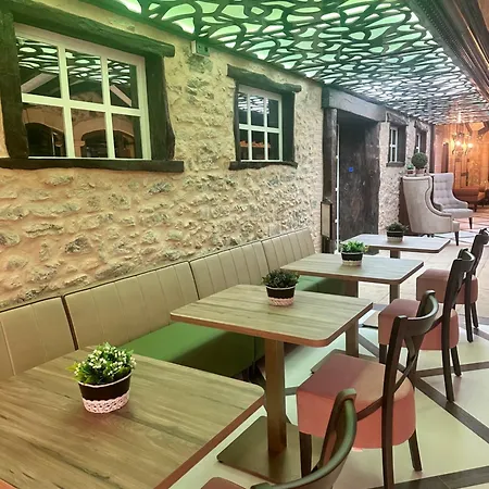 La Quinta Luxury Palace *